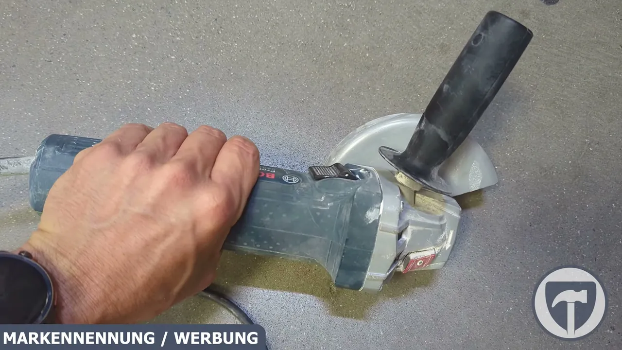 Dank des schlanken Griffumfangs und des ergonomischen Designs lässt sich der Winkelschleifer präzise führen.