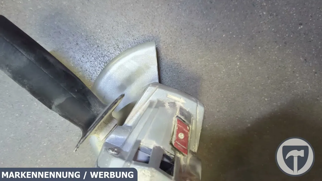 Der Zusatzhandgriff und der seitliche Schiebeschalter sorgen für eine sichere und kontrollierte Handhabung.