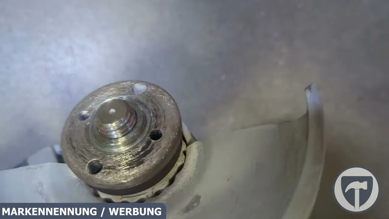 Die Spindelaufnahme mit stabiler Schutzhaube bietet sicheren Halt für Trenn- und Schleifscheiben.