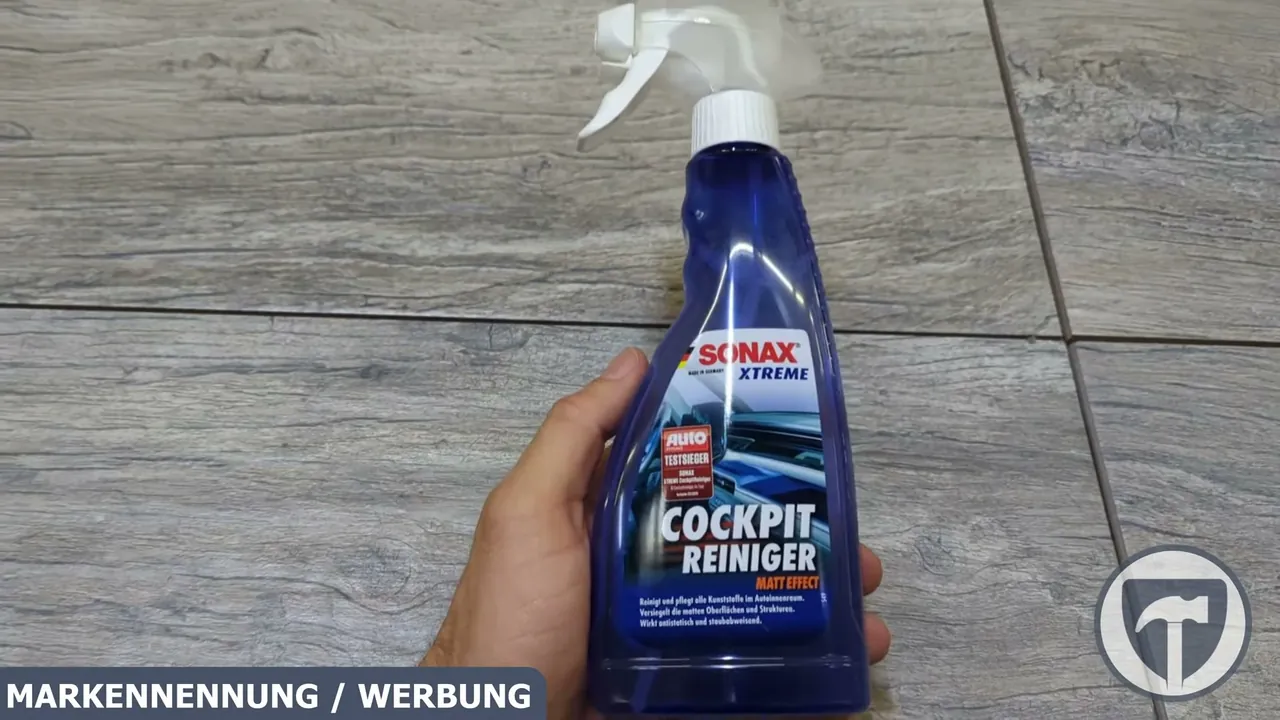 Die 500-ml-Sprühflasche des SONAX XTREME CockpitReinigers Matteffect ermöglicht ein gezieltes Auftragen im Innenraum.