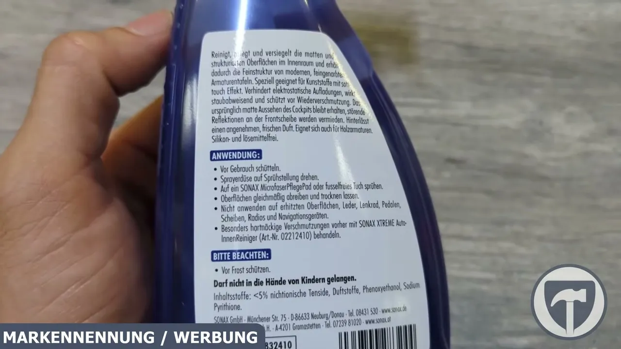Die silikon- und lösemittelfreie Formel schont Kunststoffe, Soft-Touch-Oberflächen sowie Holzarmaturen.