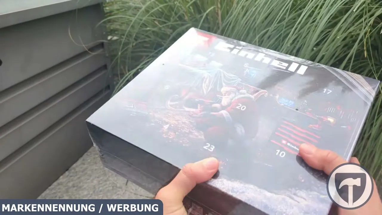 Das kompakte Format ermöglicht einen mehrseitigen Zugriff auf die Fächer und sorgt für ein abwechslungsreiches Auspackerlebnis.