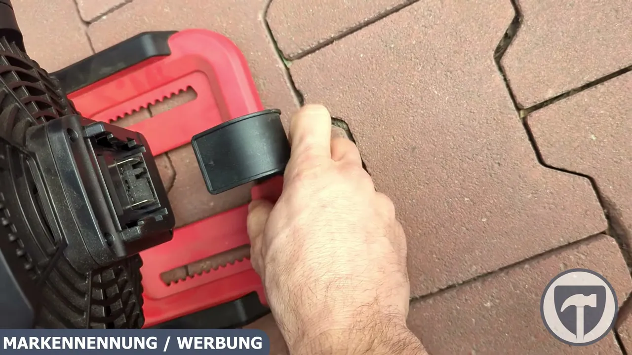Ein ausklappbarer Haken an der Unterseite erlaubt das Aufhängen des Ventilators an Rohren oder Ästen.
