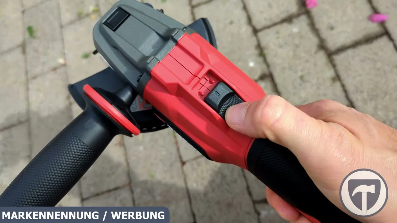 Der Schalter sitzt gut erreichbar auf der Oberseite neben dem montierbaren Zusatzhandgriff.