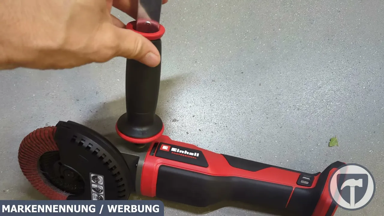 Der ergonomische Zusatzhandgriff lässt sich flexibel in zwei unterschiedlichen Positionen am Gerät montieren.