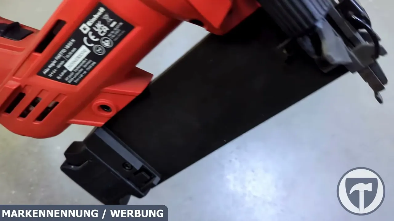 Das große Magazin fasst bis zu 100 Nägel und lässt sich per Knopfdruck unkompliziert nachfüllen.