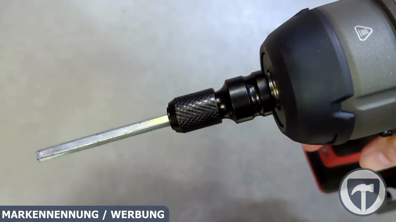 Über den beiliegenden Adapter lässt sich die 1/2-Zoll-Vierkantaufnahme flexibel für Bits nutzen.