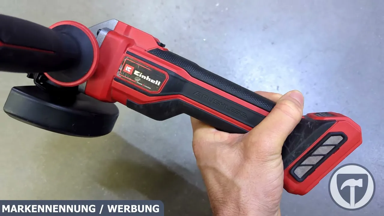 Dank der schlanken Bauform und gummierter Griffflächen liegt der Akku-Winkelschleifer sicher in der Hand.