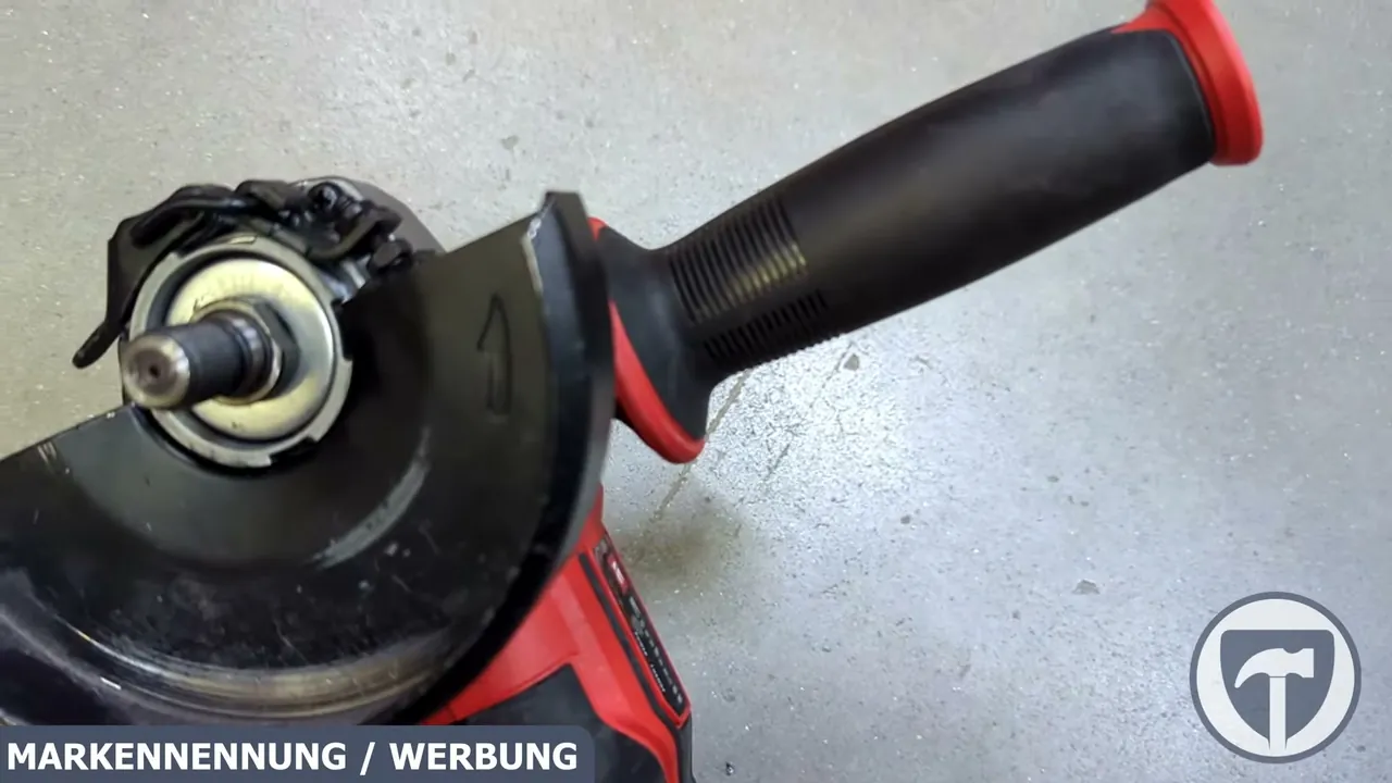 Der verstellbare Schutz ist für Trennscheiben mit bis zu 125 mm Durchmesser ausgelegt.