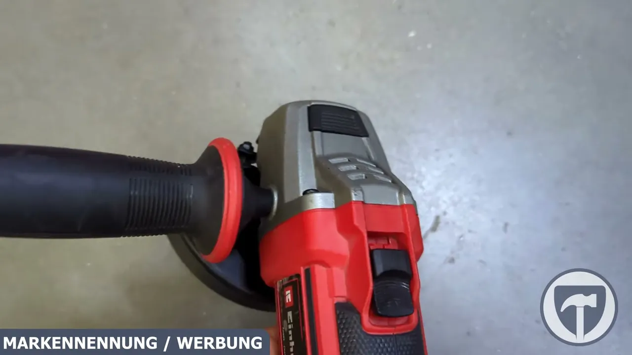 Am robusten Getriebekopf befinden sich der Ein- und Ausschalter sowie die Taste zur Spindelarretierung.