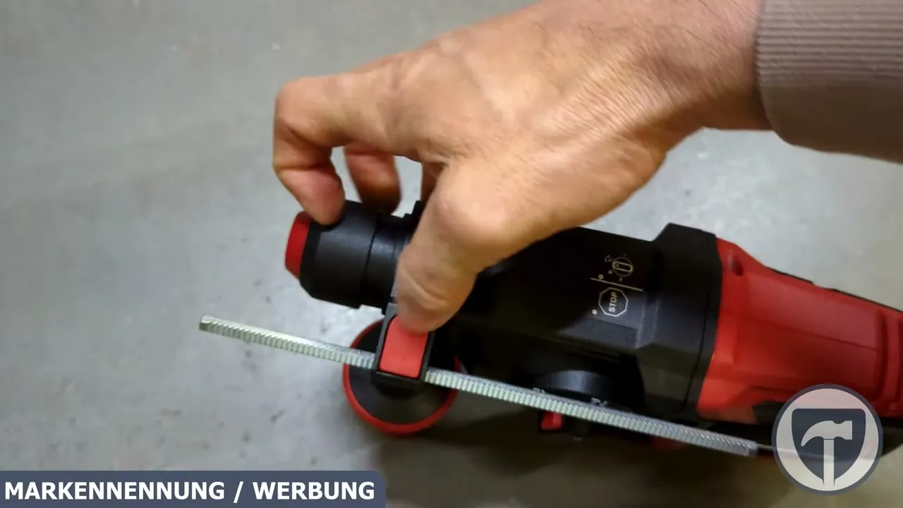Die SDS-plus Aufnahme mit Halbautomatik ermöglicht einen werkzeuglosen Zubehörwechsel.