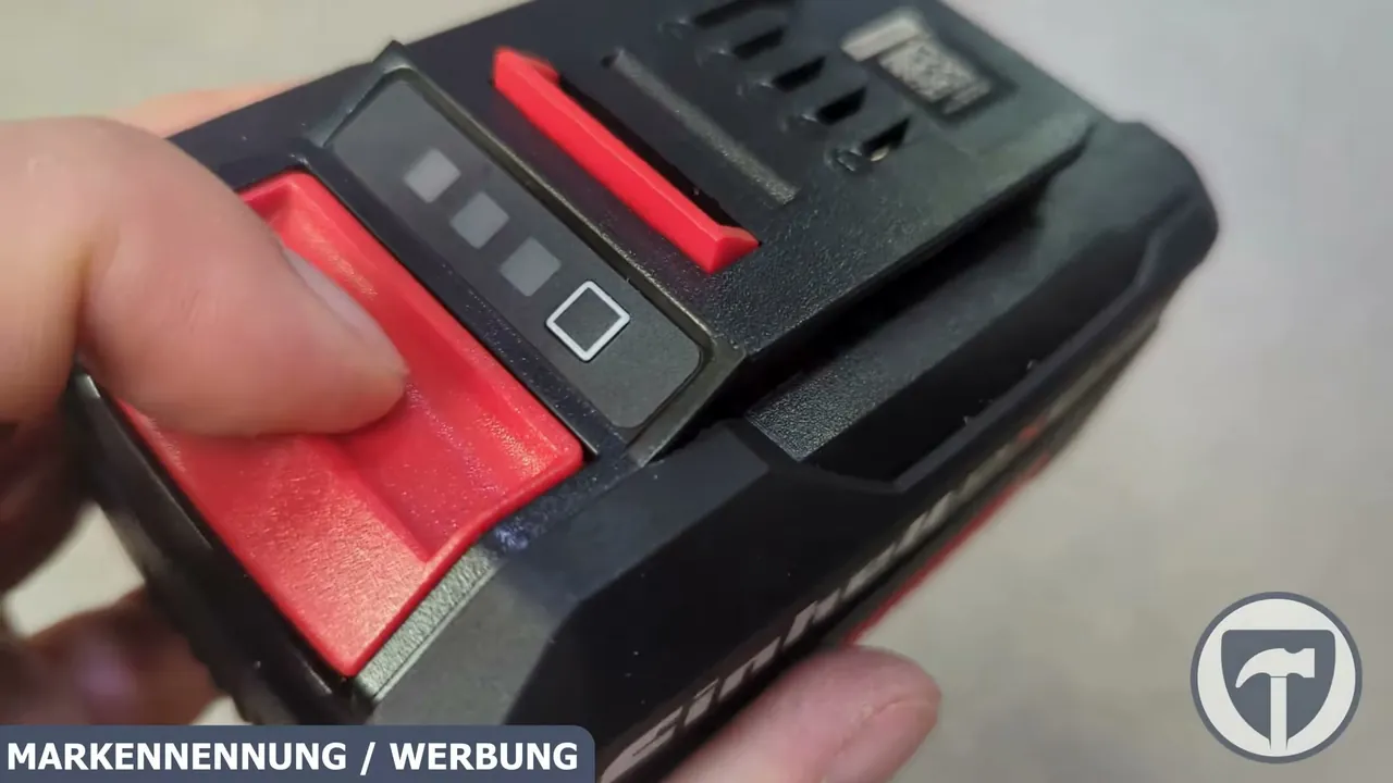 Per Knopfdruck informiert die dreistufige LED-Anzeige zuverlässig über den verbleibenden Ladestand des Akkus.
