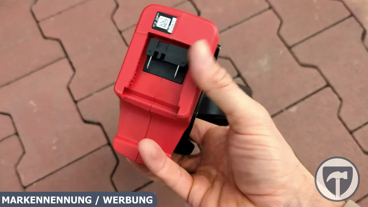 An der Unterseite wird der separat erhältliche 18-Volt-Akku der Power X-Change Reihe eingesetzt.
