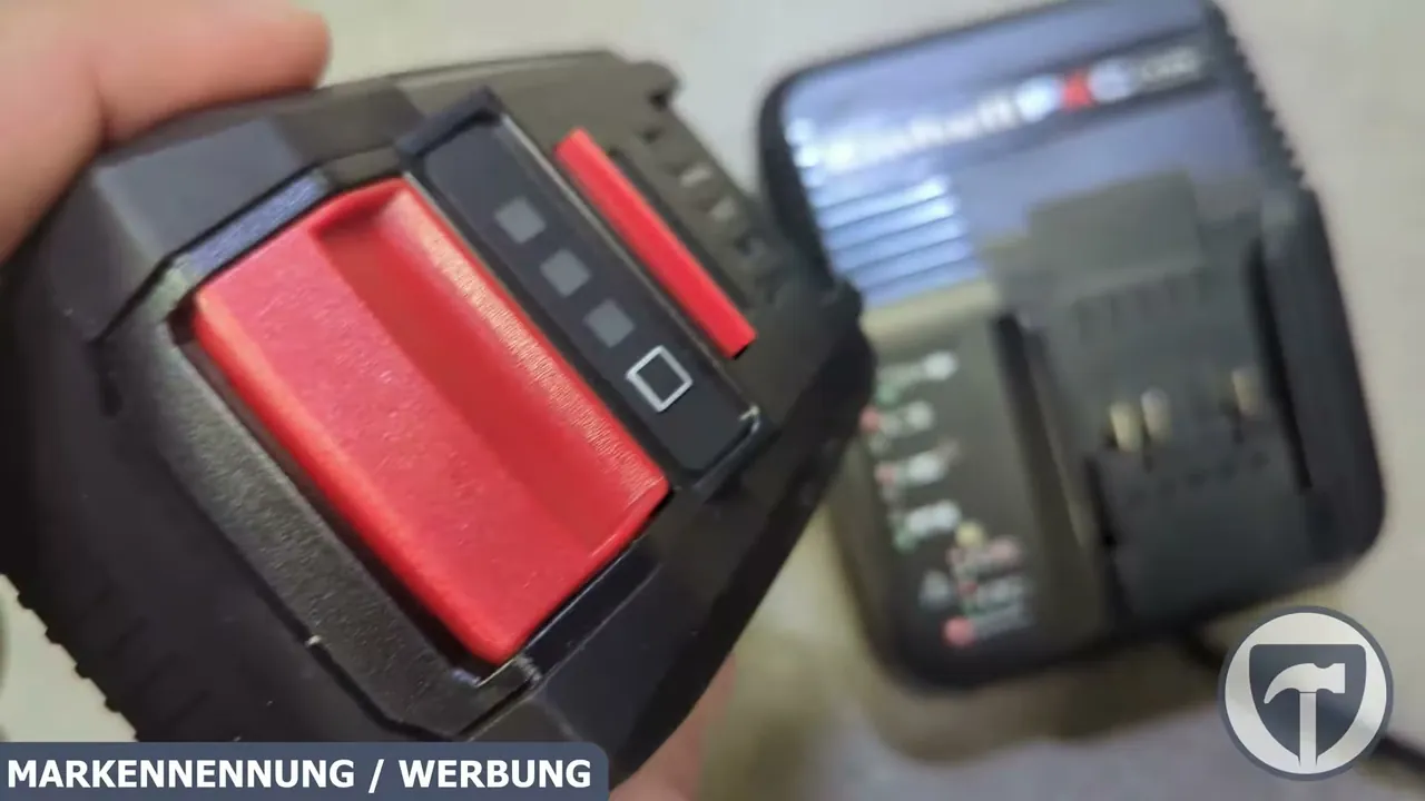 Auf der Oberseite des Akkus informiert eine LED-Anzeige per Knopfdruck über die verbleibende Restladung.