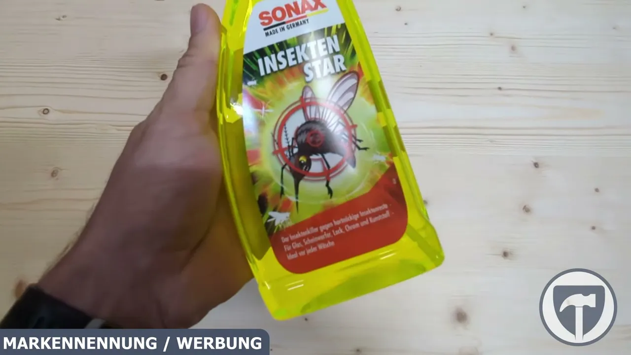 Der Insektenreiniger löst angetrocknete Rückstände schonend von Oberflächen wie Glas, Lack und Kunststoff.