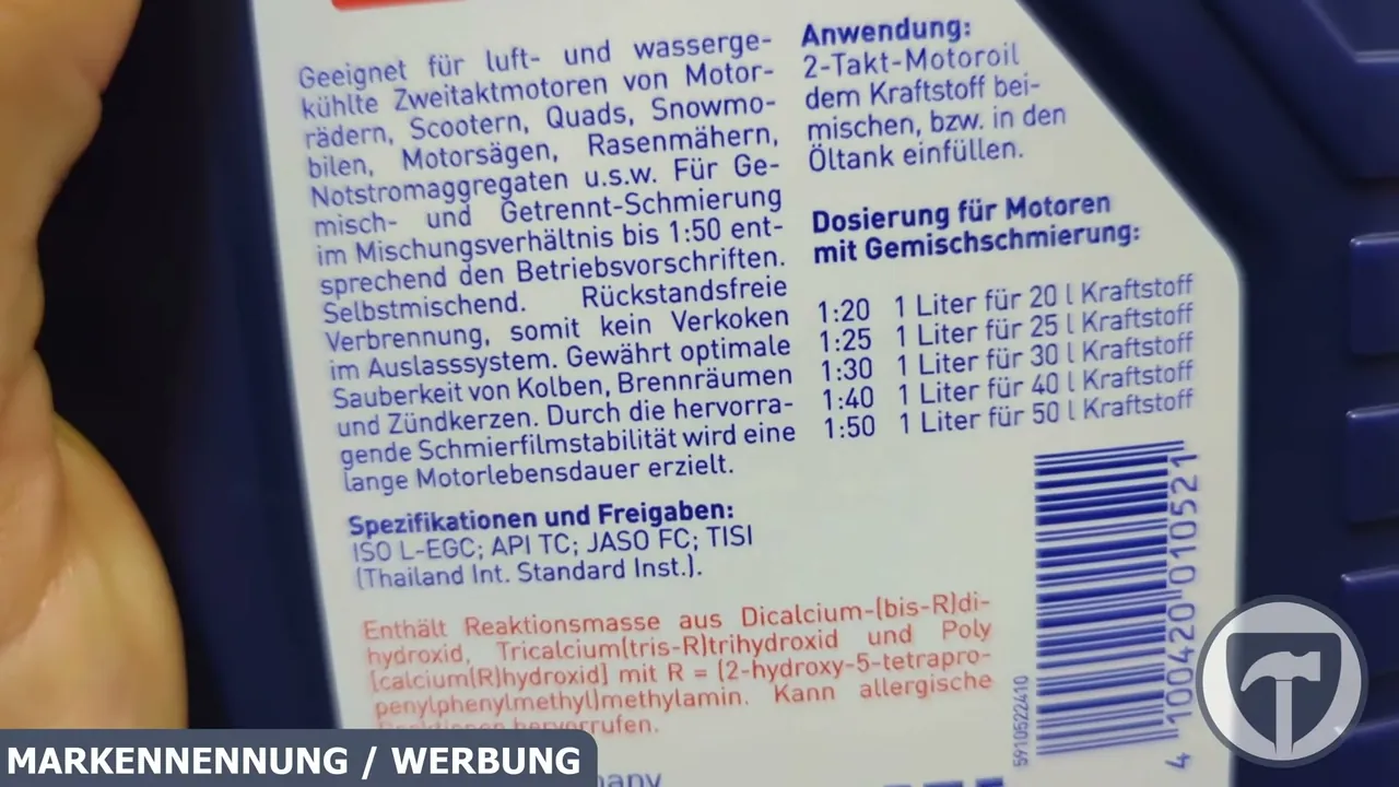 Auf der Rückseite sind Dosierempfehlungen für die Gemischschmierung sowie Spezifikationen wie API TC und JASO FC vermerkt.