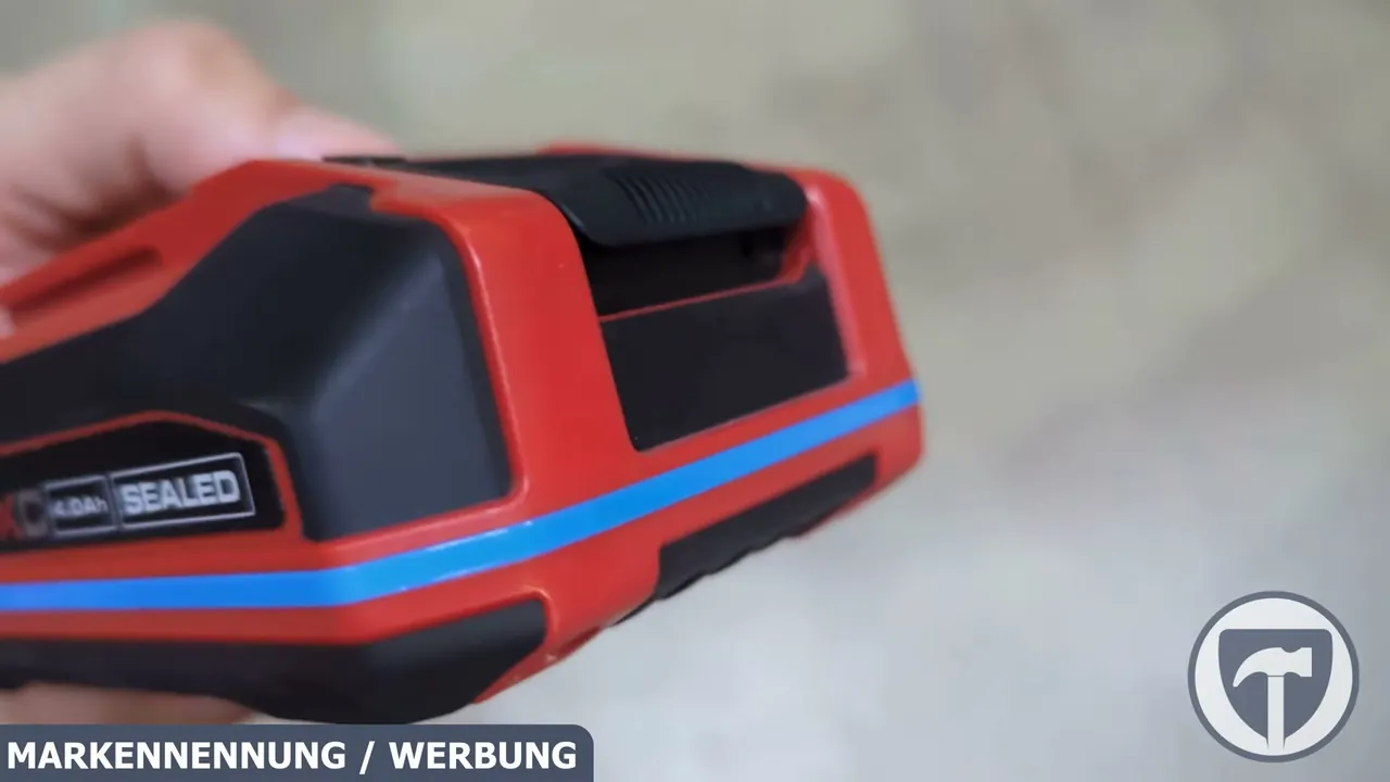 Die gummierte Entriegelungstaste an der Rückseite erlaubt eine schnelle und ergonomische Entnahme aus dem Gerät.
