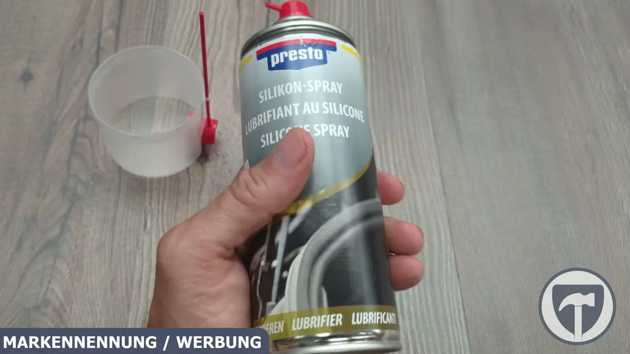 Für das präzise Schmieren von schwer zugänglichen Scharnieren und Gummis liegt der Kappe ein feines Sprühröhrchen bei.