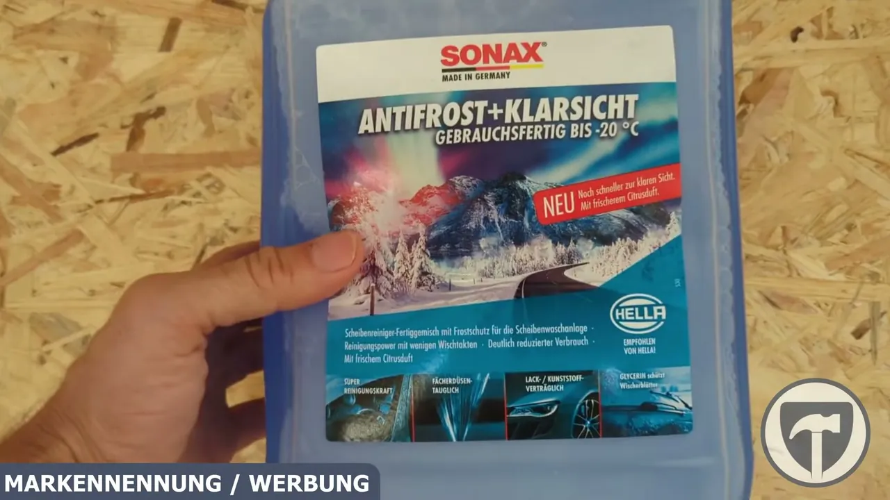 Das Mittel entfernt typische Winterverschmutzungen und hält Wischergummis dank Glycerin geschmeidig.