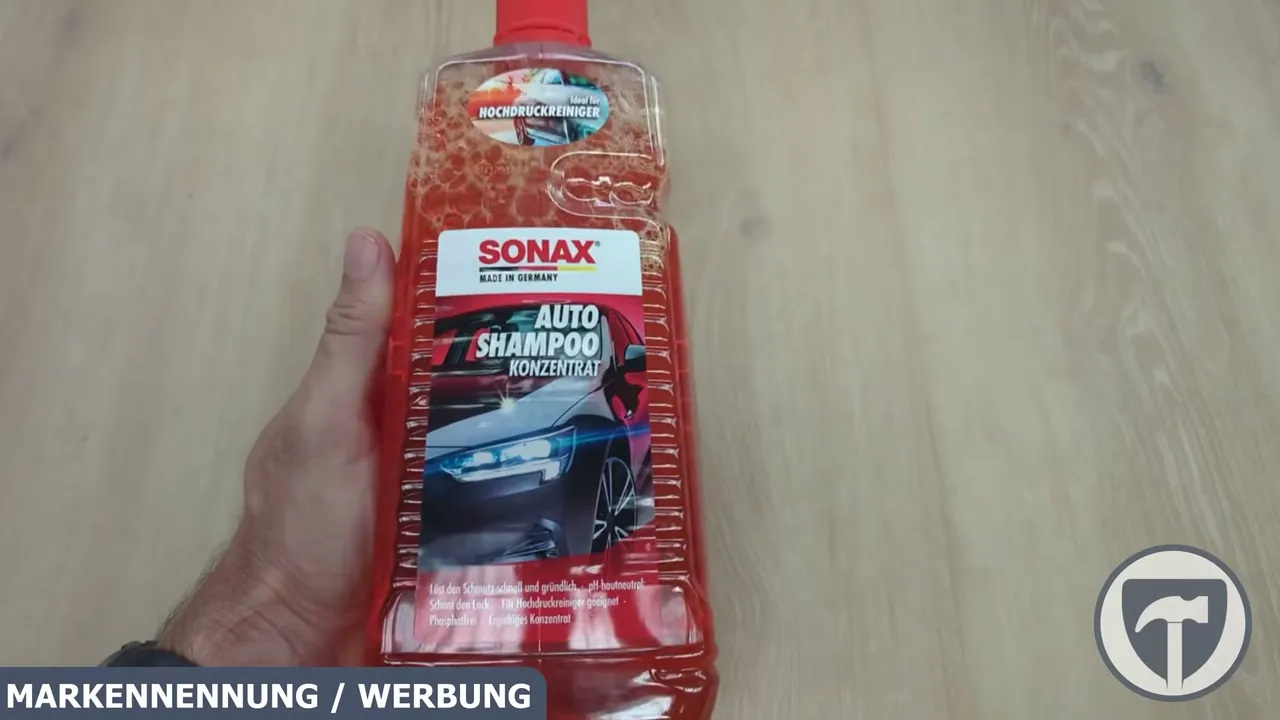 Das SONAX AutoShampoo Konzentrat reinigt Lack-, Kunststoff- und Glasflächen gründlich und streifenfrei.