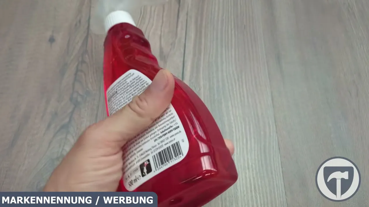Die ergonomische Flaschenform ermöglicht eine einfache und sichere Handhabung während der Fahrzeugpflege.