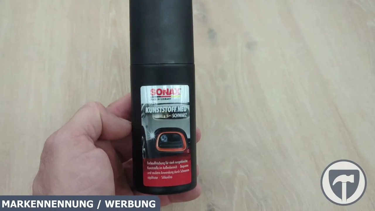 Das SONAX Kunststoff Neu Schwarz frischt verwitterte und ausgeblichene Kunststoffteile am Fahrzeug sichtbar auf.