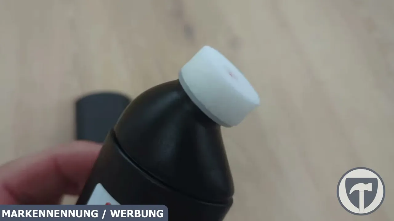 Über den integrierten Schwammapplikator lässt sich das Pflegemittel präzise und gleichmäßig auf unlackierte Flächen auftragen.