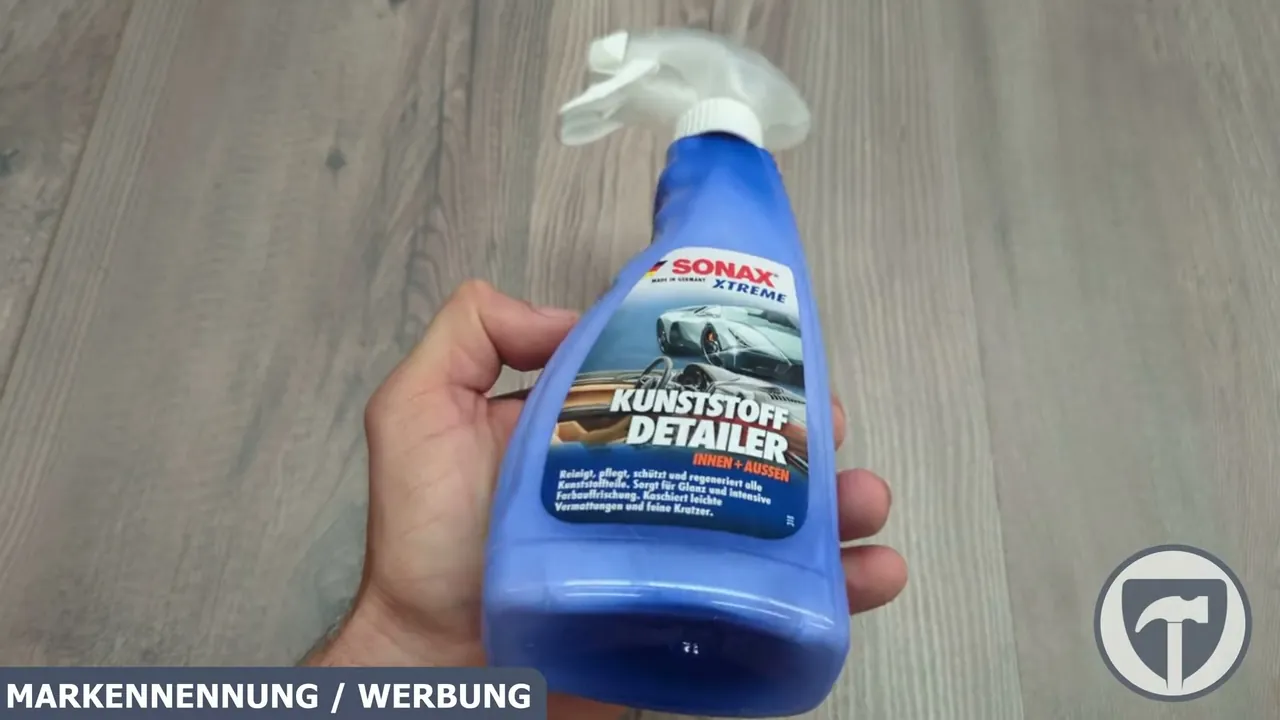 Der SONAX XTREME KunststoffDetailer frischt verblasste Kunststoffteile innen wie außen auf und kaschiert feine Kratzer zuverlässig.