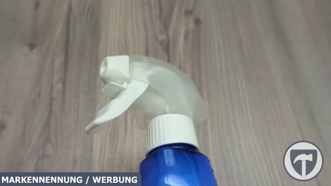 Über den Sprühkopf lässt sich das Pflegemittel direkt auf Bauteile oder alternativ auf ein Mikrofasertuch dosieren.