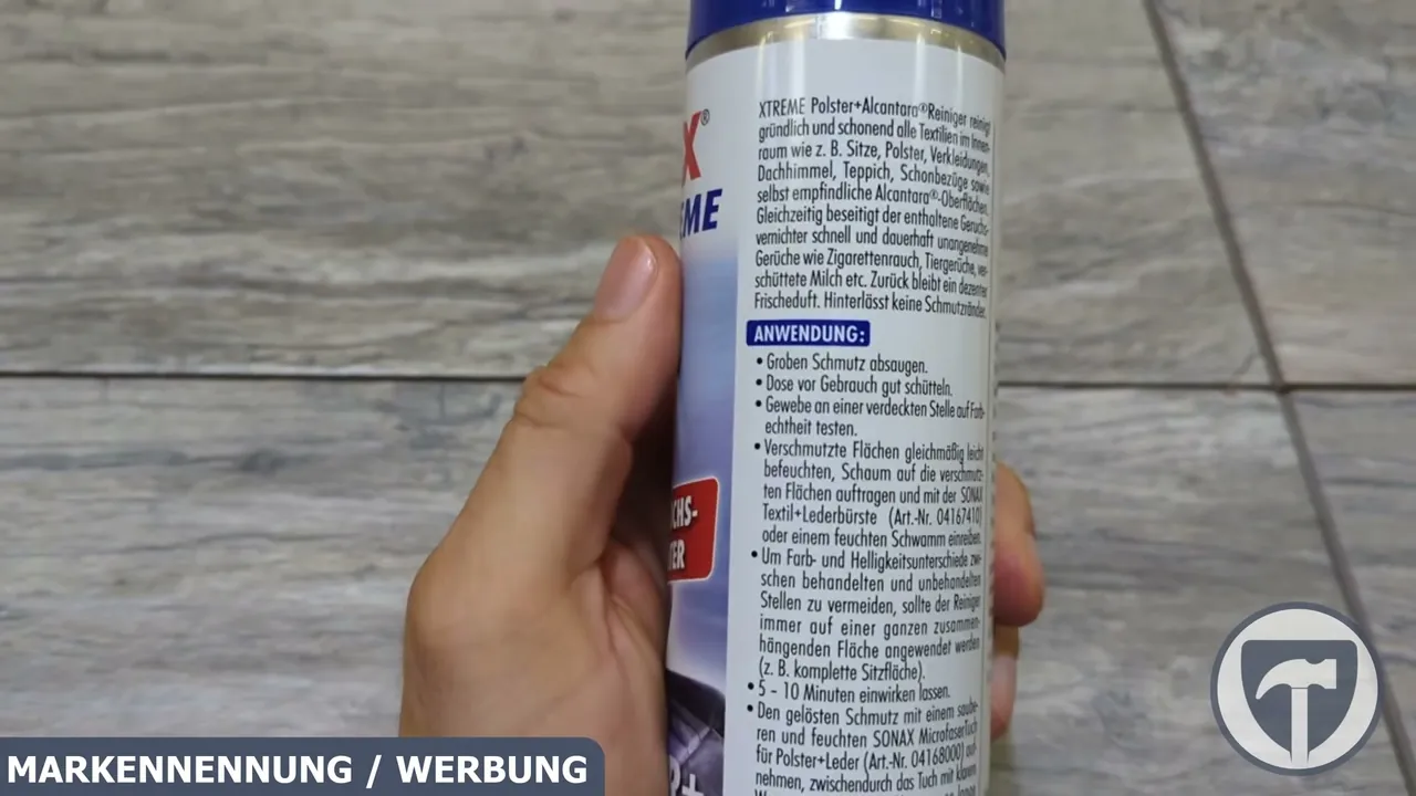 Die Anleitung auf der Dose beschreibt die Anwendung auf Polstern und empfiehlt eine Einwirkzeit bei hartnäckigen Flecken.