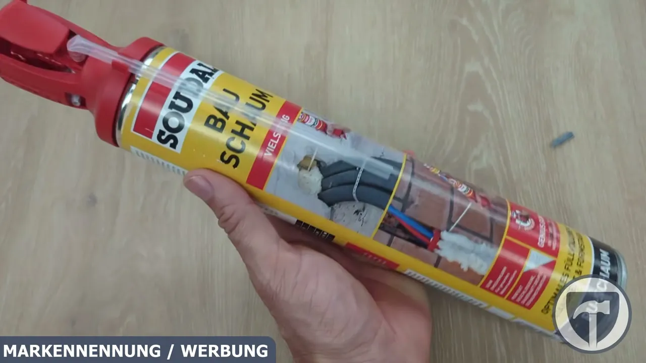 Der einkomponentige Soudal Bauschaum ist sofort einsatzbereit und dient zum Dämmen sowie Ausfüllen von Hohlräumen.