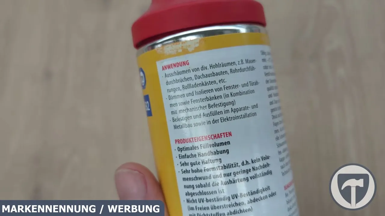 Auf der Dose sind Anwendungsbereiche wie Fenster- und Türmontagen sowie die hohe Formstabilität des Schaums aufgeführt.