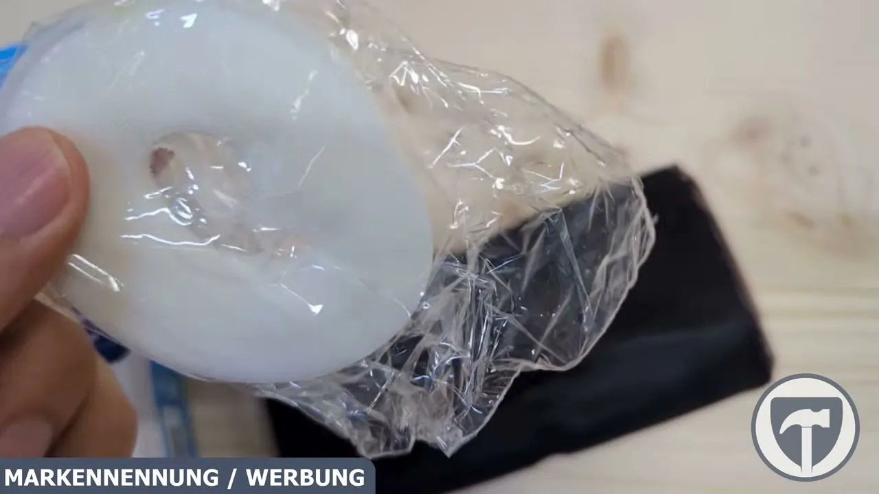 Mit dem beiliegenden selbstklebenden Klettband gelingt die Befestigung am Fensterrahmen ganz ohne Bohren oder Werkzeug.