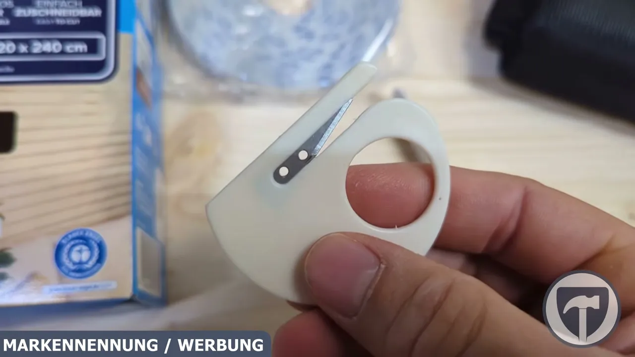 Mit dem beiliegenden Cutter lässt sich das Fliegengitter direkt nach dem Einsetzen präzise auf die passende Größe zuschneiden.