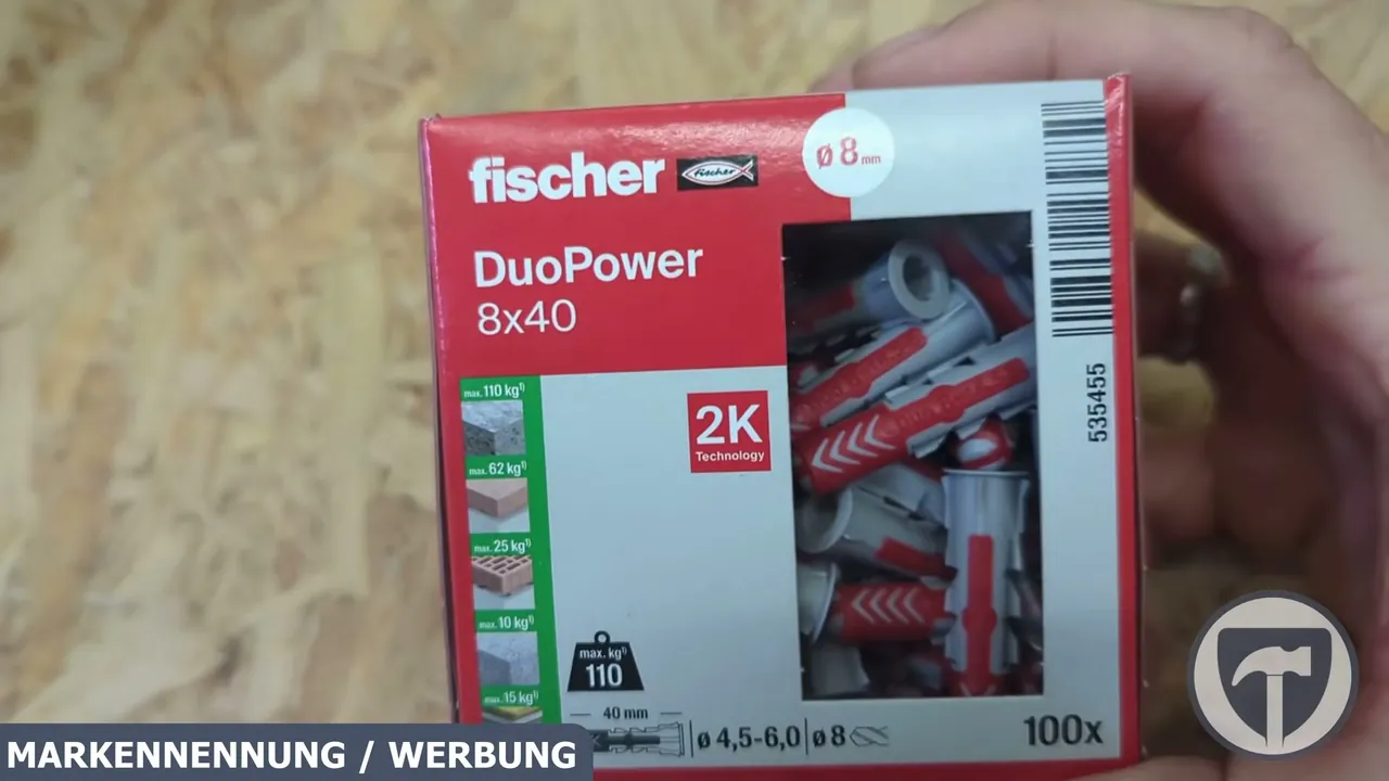 Durch das Sichtfenster sind die rot-grauen 2-Komponenten-Dübel sowie die Angaben zu den Traglasten erkennbar.