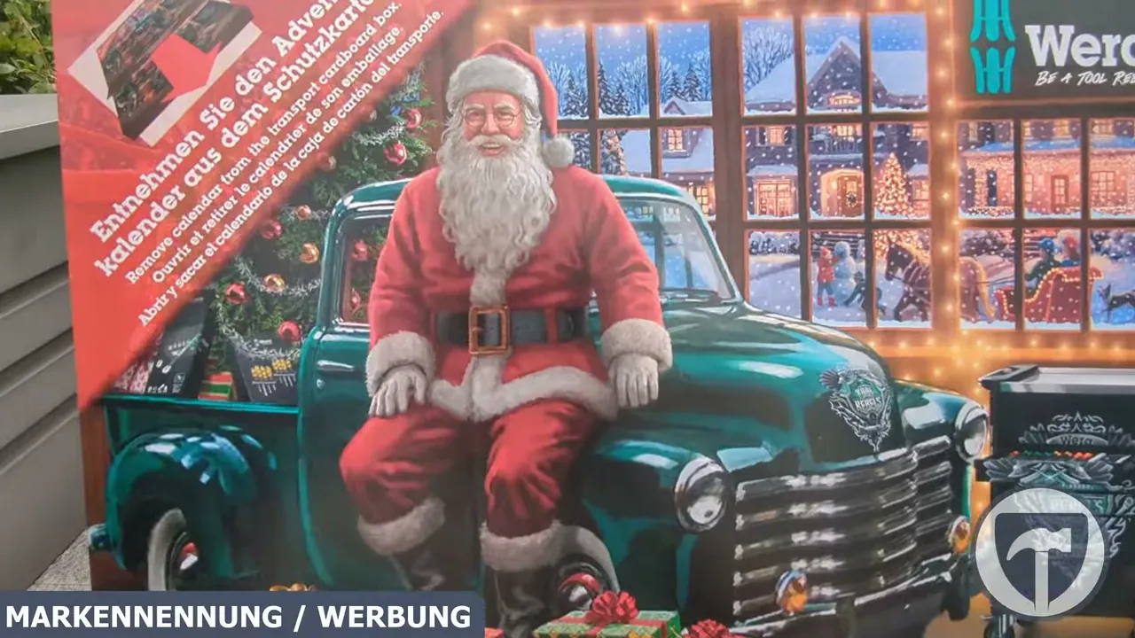 Das winterliche Motiv auf der Vorderseite zeigt den Weihnachtsmann sitzend auf der Haube eines Pick-up-Trucks.